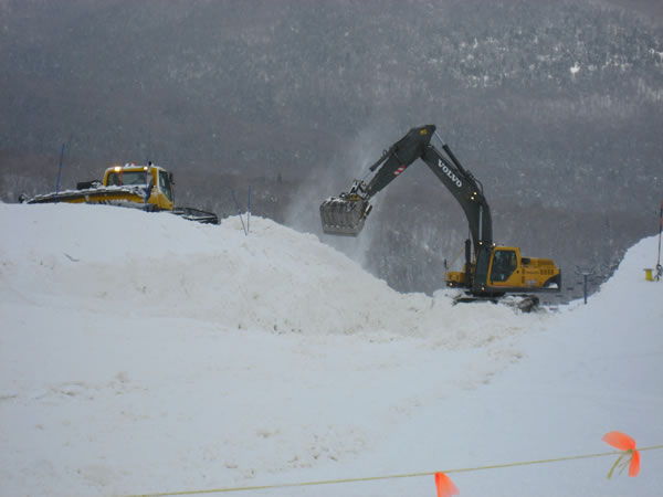 Building the Super Pipe. Big Pipe needs Big Tools, Tremblant has the Hardware.